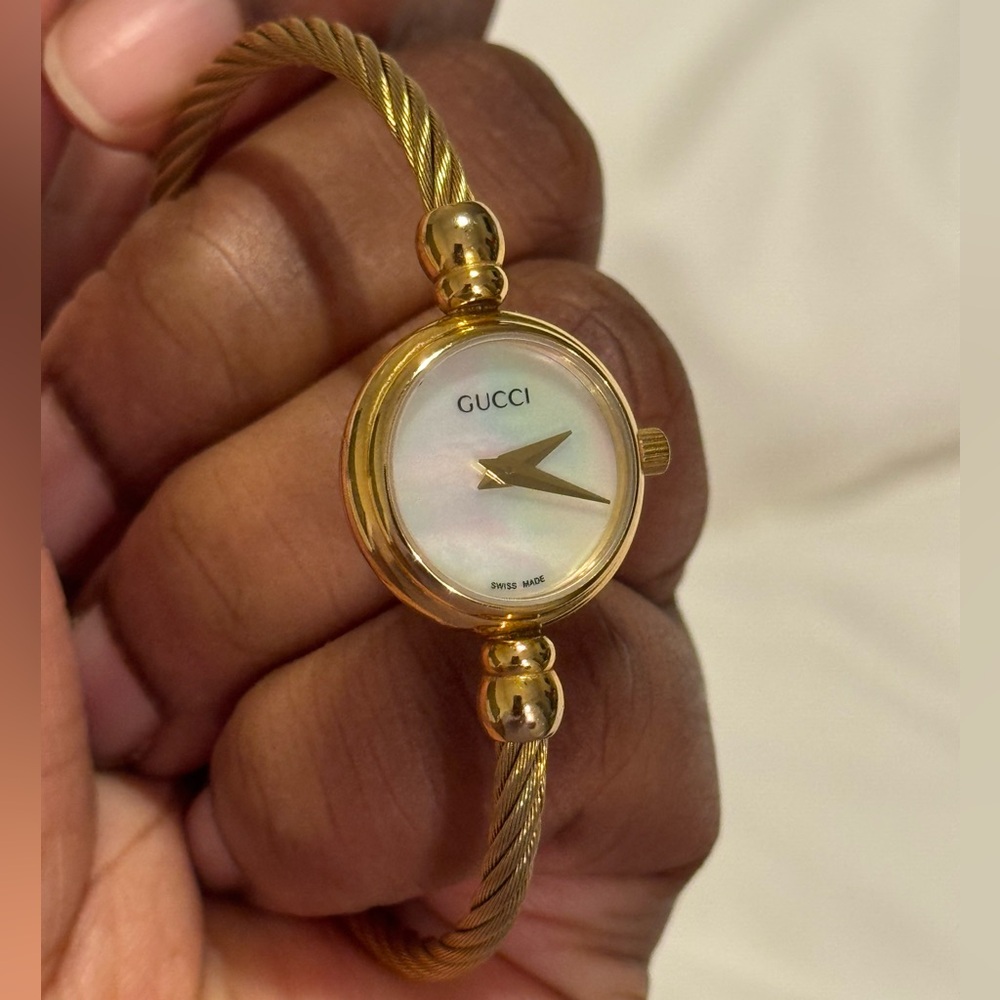 VINTAGE Gucci Shell Bangle Watch ✨ - Picture 8 of 9